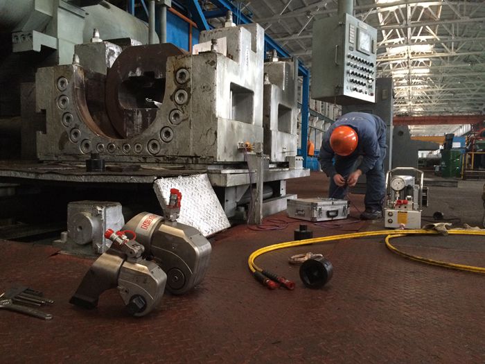 沃頓液壓扳手應用于叢林鋁材現場情景