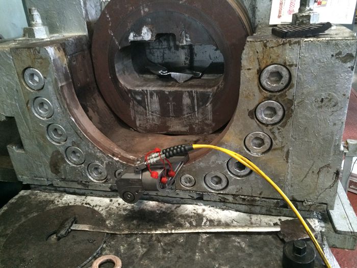 沃頓液壓扳手應用于叢林鋁材現場情景