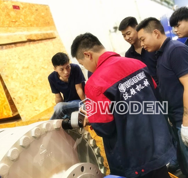 沃頓技術員現場指導客戶計算液壓扳手輸出扭矩 沃頓技術員現場指導客戶計算液壓扳手輸出扭矩