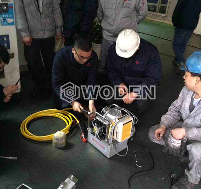 沃頓技術員現場檢查泵站接口處是否有泄漏